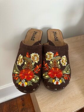 Vintage Mudd Brown Suede Floral Embroidered Clogs
